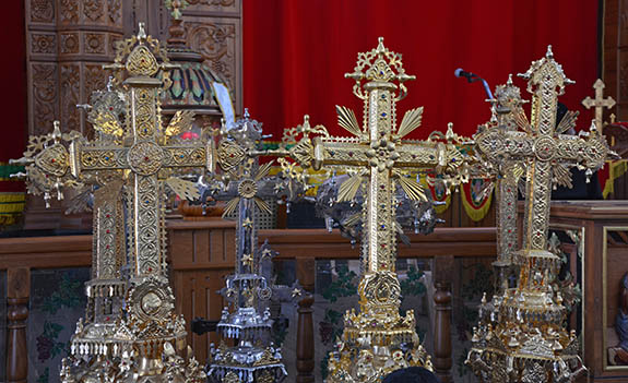 Cross Display - St. Mary's Cheriya Pally, E. Pampady. Photo by Dr. Jacob Mathew, Malankara World