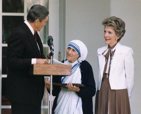 President Reagan presents the Congressional Medal of Freedom to Mother Teresa in 1985.
